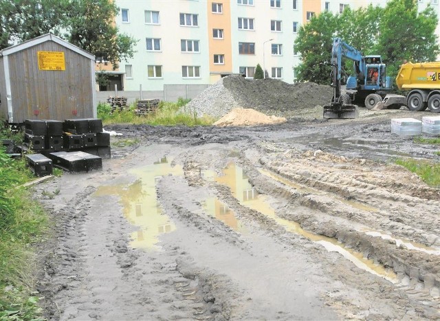Działkę obok Urzędu Gminy Zduńska Wola zajęli drogowcy remontujący ul. Zieloną