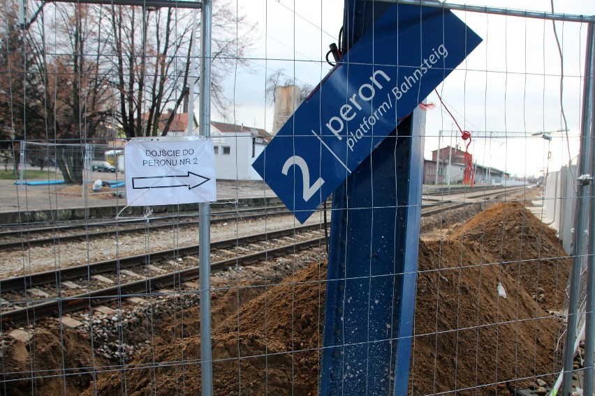 Inwestycja kolejowa w Zielonej Górze - peron 2 częściowo po nowemu [zdjęcia]