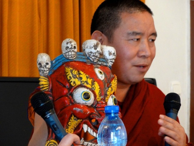 Desi Rinpocze z rytualną maską Czan