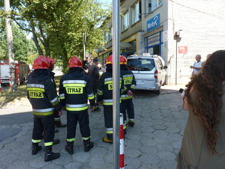 Radomsko: Wjechał fordem w przychodnię