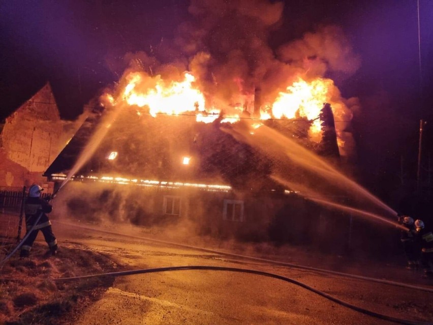 Pożar budynku jednorodzinnego w Idzikowie. W chwili przyjazdu strażaków cały stał już w ogniu 