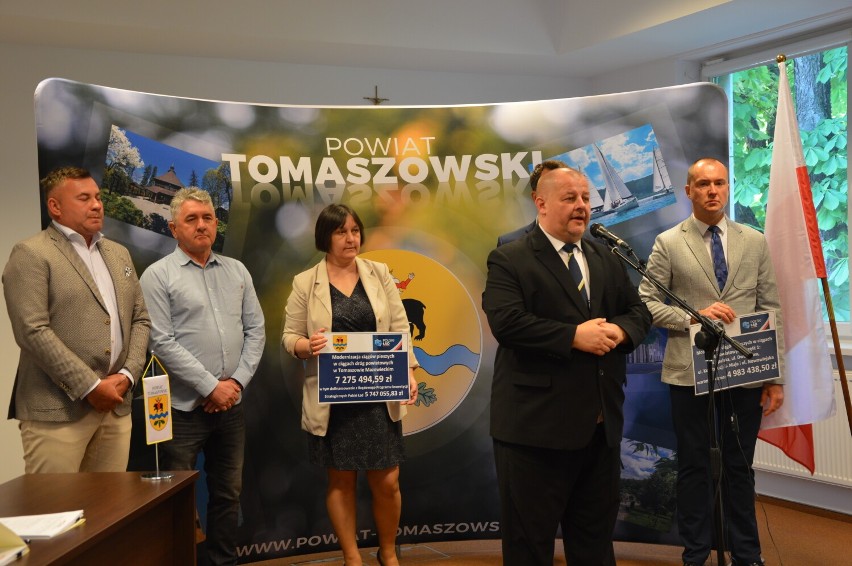 Przebudują ponad 5 km chodników w Tomaszowie. W starostwie podpisano umowy na ponad 7 mln zł