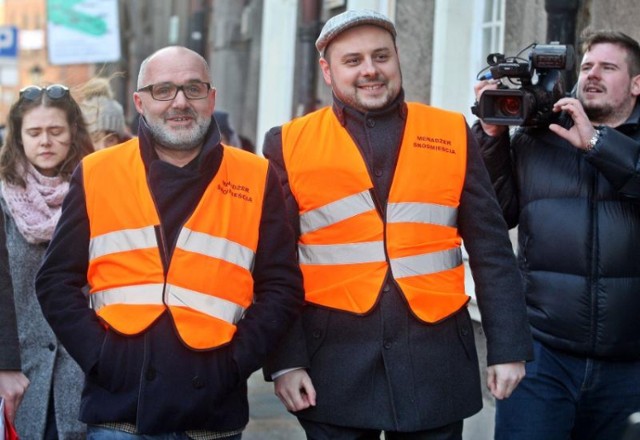 Jakub Żelazny (na zdjęciu po prawej) oraz Tomasz Wróblewski, których prezydent zatrudnił na to stanowisko, w lutym br od medialnego spaceru m.in. po ul. Długiej, Piwnej i Tkackiej, rozpoczęli swoją pracę.