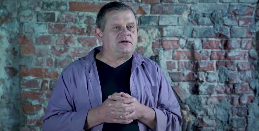Tomasz Komenda obejrzał teledysk Kazika „25 lat niewinności”. Jego reakcja jest poruszająca! [FILM]