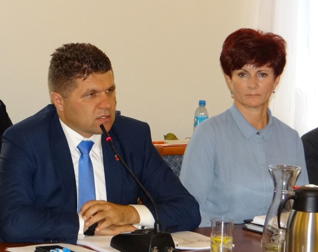Burmistrz Wielunia Paweł Okrasa i sekretarz miasta Magdalena Majkowska