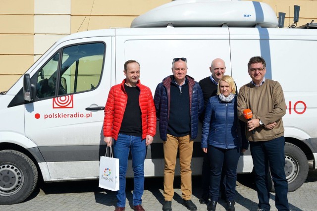 Hol Urzędu Miejskiego w Przemyślu zamienił się w sobotę w studio nagraniowe Programu Pierwszego Polskiego Radia.

Audycja "Jedyne Takie Miejsce" cyklicznie przybliża słuchaczom radiowej "Jedynki" piękno najurokliwszych zakątków naszego kraju. Jest ona wspaniałą okazją do przeżycia niezapomnianej podróży, podróży pełnej przygód bez konieczności opuszczania wygodnego fotela. Jest też pretekstem do poznania niezwykle fascynujących ludzi, pasjonatów, którzy z ogromną radością dzielą się miłością do miejsc z których pochodzą, lub w których żyją. 

Roman Czejarek gościł w przemyskim studio m.in. prezydenta Roberta Chomę, lek. wet. Andrzeja Fedaczyńskiego, dyr. Muzeum Narodowego Ziemi Przemyskiej Jana Jarosza i Zbigniewa Bednarczyka, wytwórcę fajek.

Zobacz także: Nietypowy Dzień Kobiet w Wojewódzkim Szpitalu w Przemyślu
