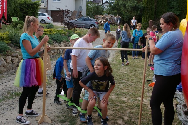 Dzieci z Osiedla Łysogórskiego witają lato i wakacje.