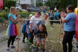 Dzieci z Osiedla Łysogórskiego witają lato i wakacje. Przy placu zabaw trwa zabawa na dmuchańcach, jest grill i popcorn
