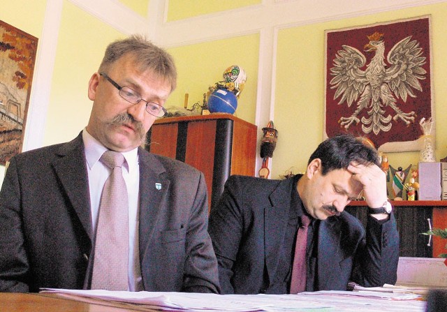 Burmistrz Łowicza Krzysztof Kaliński zafrasował się, gdy zobaczył kiepski wynik miasta