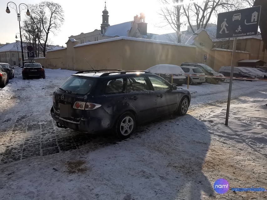 Mazda odholowana na parking policyjny we Włocławku
