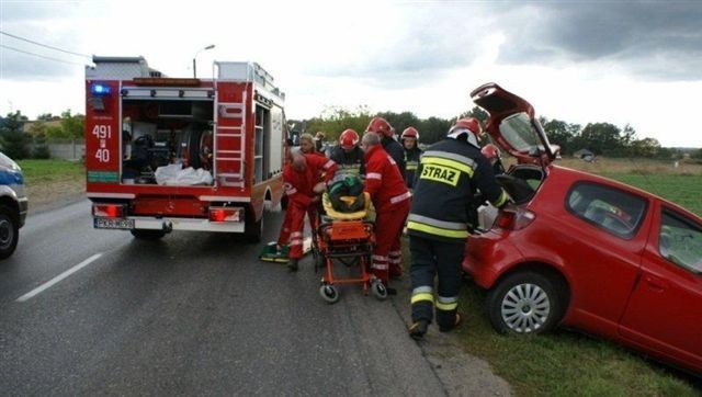 Wypadek na Zdunowskiej w Krotoszynie: jedna osoba ranna po czołowym zderzeniu toyoty z oplem ZDJĘCIA