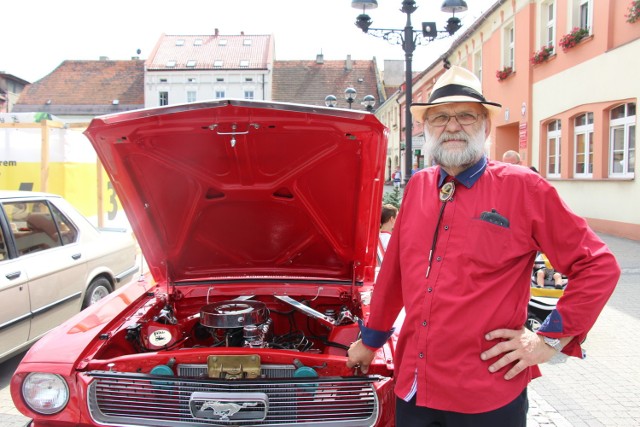 Wiesław Majchrowski i jego Ford Mustang z 1966 roku.
Pan Wiesław należy do Towarzystwa Motoryzacyjnego "Zabytek". Samochodami zaczął zajmować się w 1971 roku, pracując w warsztacie lakierniczym. Zabytkowe pojazdy odrestaurowuje od 15 lat.