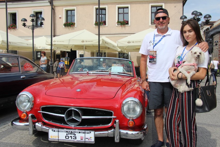 Marek oraz Wiktoria Góreccy obok swojego Mercedesa 190 SL,...