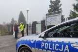 Kutnowscy policjanci rozdawali przy cmentarzach odblaski