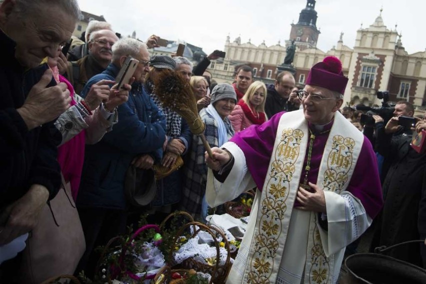 Kraków. Święcenie pokarmów wielkanocnych na Rynku Głównym