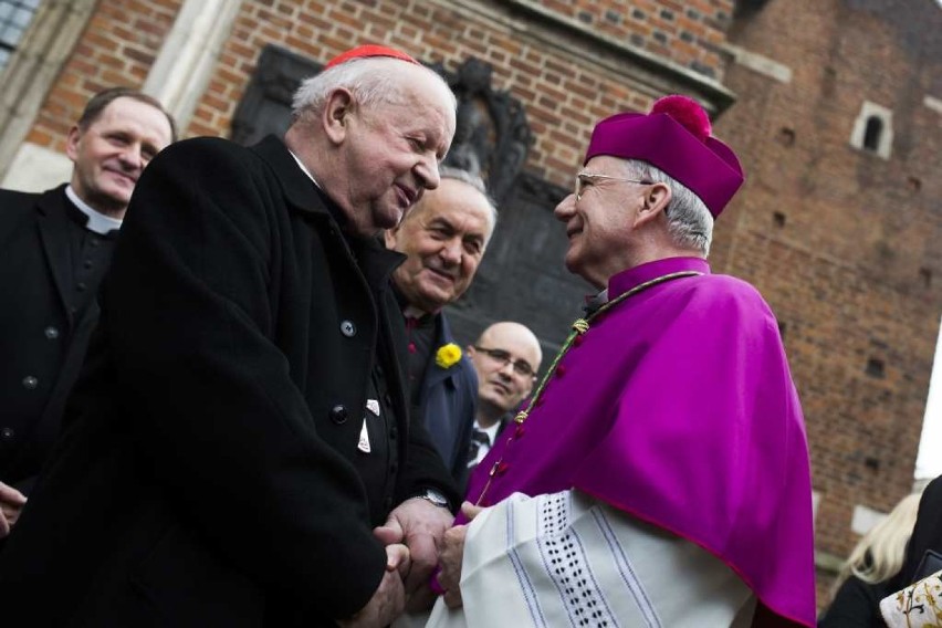 Kraków. Święcenie pokarmów wielkanocnych na Rynku Głównym