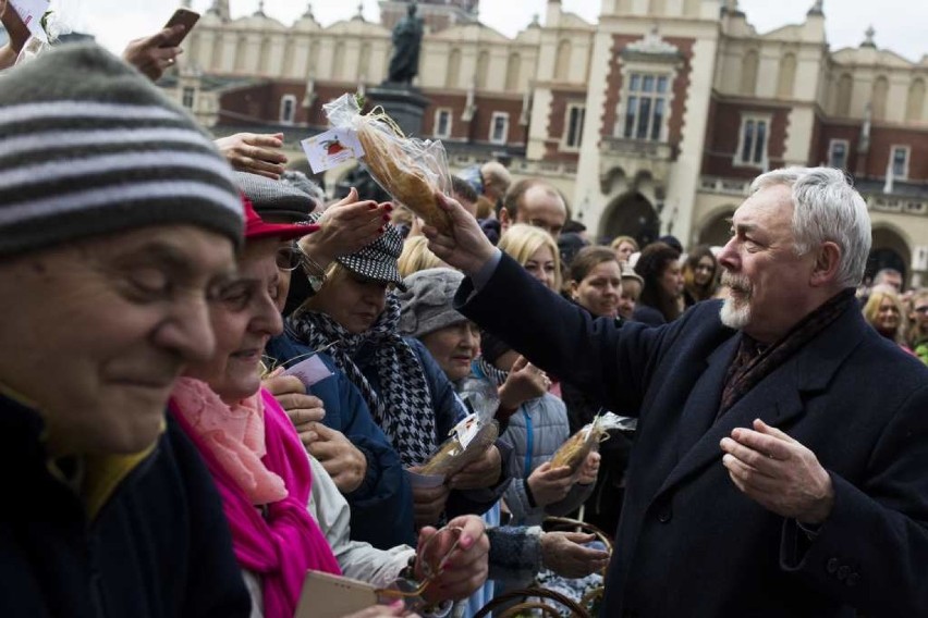 Kraków. Święcenie pokarmów wielkanocnych na Rynku Głównym