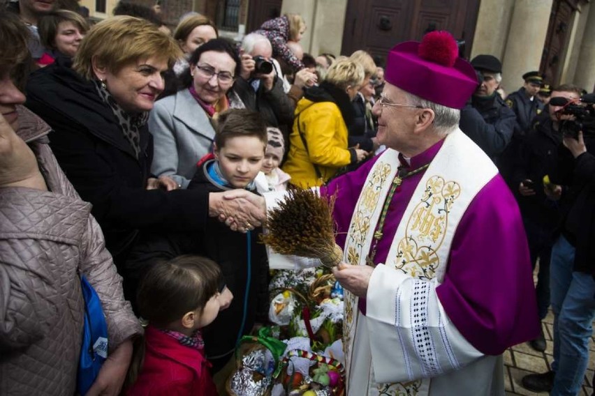 Kraków. Święcenie pokarmów wielkanocnych na Rynku Głównym