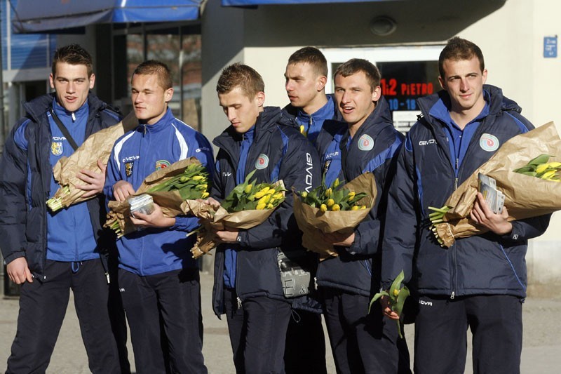 Legnica: Piłkarze rozdawali tulipany(ZDJĘCIA)