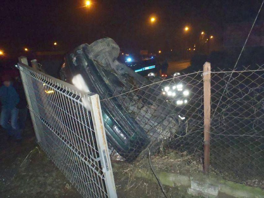 Nocna wywrotka bmw. Rozbity wóz uszkodził pojazdy w komisie samochodowym