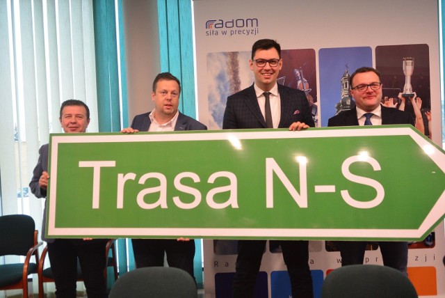 Pierwszy odcinek trasy N-S ma być gotowy w grudniu 2018 roku - mówili (od prawej) prezydent Radosław Witkowski, jego zastępca Konrad Frysztak oraz Piotr Wójcik i Artur Dróżdż z zarządu dróg.