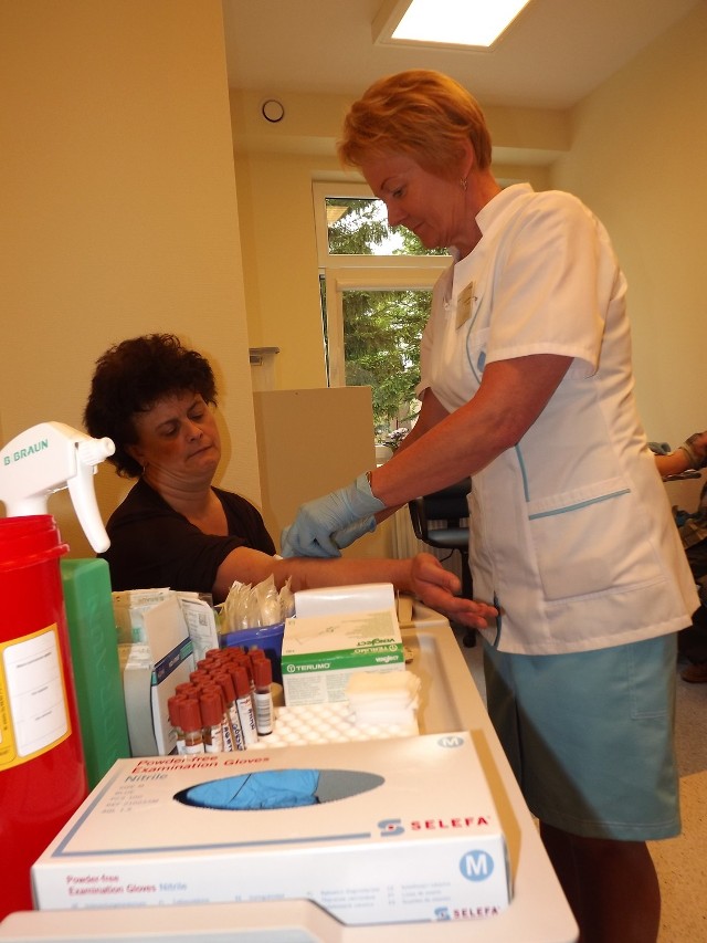 Każdemu, kto po wcześniejszej rejestracji zgłosił się do Centrum Dializ Fresenius w Gorlicach, pielęgniarki pobrały próbkę krwi, z której oznaczany jest poziom kreatyniny, a ten z kolei pozwala na określenie eGSR - czyli wskaźnika filtracji kłębuszkowej. To właśnie ta wartość pozwala wstępnie określić stan naszych nerek i sugeruje ewentualną potrzebę leczenia.