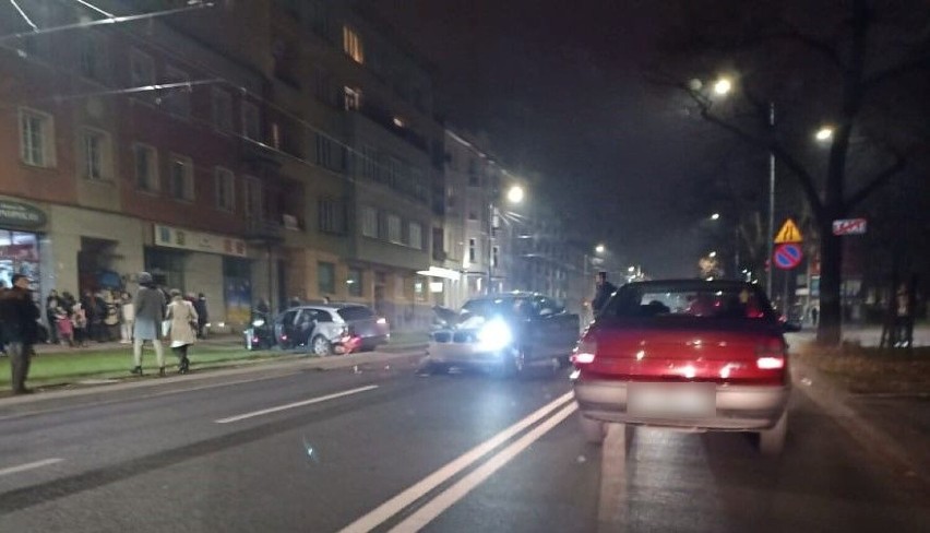 Częstochowa. Wypadek w alei Kościuszki. Jadąc BMW potrącił na pasach pieszego. Mężczyzna jest w ciężkim stanie