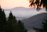 Odkryj tajemnice świętej góry Słowian. Sprawdzamy, które szlaki na Ślężę są najlepsze na wycieczkę