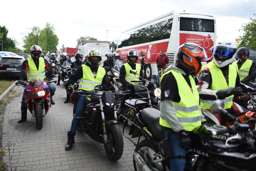 Motokrew 2022 w Żarach. Motocykliści, ale nie tylko, oddają...