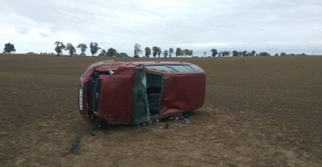 Dziś rano do wypadku doszło na DK 91. Kierująca fordem zjechała z drogi i wjechała w pole, gdzie jest auto przewróciło się na bok. Kiedy służby dotarły na miejsce zdarzenia - auto stało 15 metrów od ulicy. Podróżowała nim jedna osoba. Kierująca była, jak mówią strażacy, w złym stanie psychofizycznym, dlatego założyli jej kołnierz ortopedyczny stabilizujący kręgosłup i udzielili wsparcia psychicznego. Kobieta została przewieziona do szpitala. Auto postawiono na koła. Ruch był wahadłowy, ponieważ cześć DK91 była zablokowana. Straty oszacowano na 10 tys. złotych.