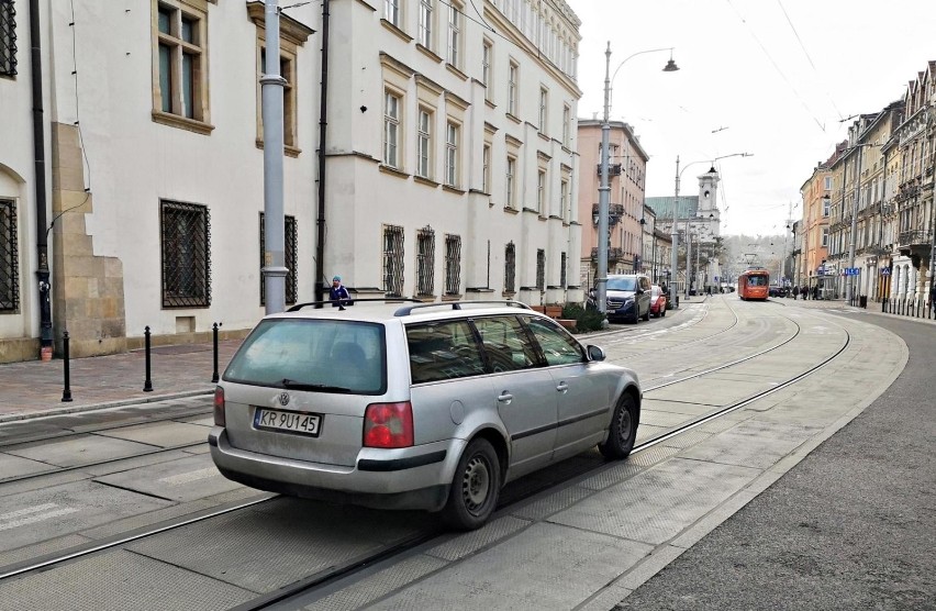 Kraków. Ulica Krakowska nadal jest placem budowy. Miasto nie może doczekać się poprawek [ZDJĘCIA]