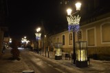 Bochnia. Iluminacje Rynku oraz centrum miasta po zmroku. Zobacz, jak wygląda Bochnia nocą w zimowej aurze [ZDJĘCIA]