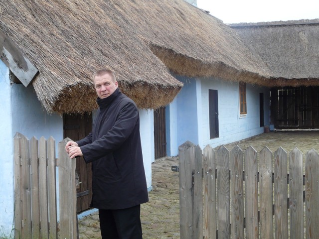 Krzysztof Zygma, dyrektor Muzeum Regionalnego w odnowionej zagrodzie tatarskiej
