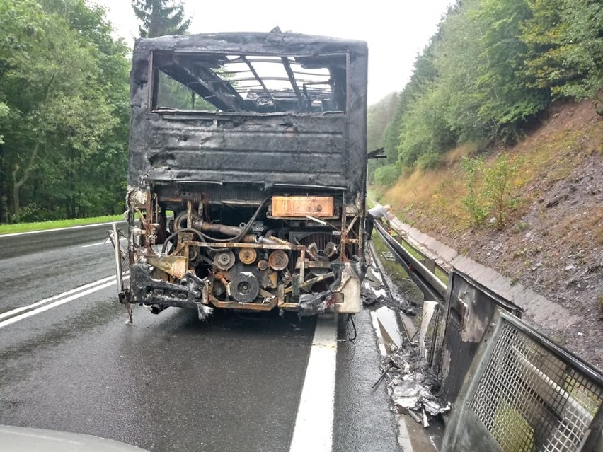 Na DK8 w pobliżu Lewina Kłodzkiego płonął autobus kłodzkiego PKS-u (ZDJĘCIA)