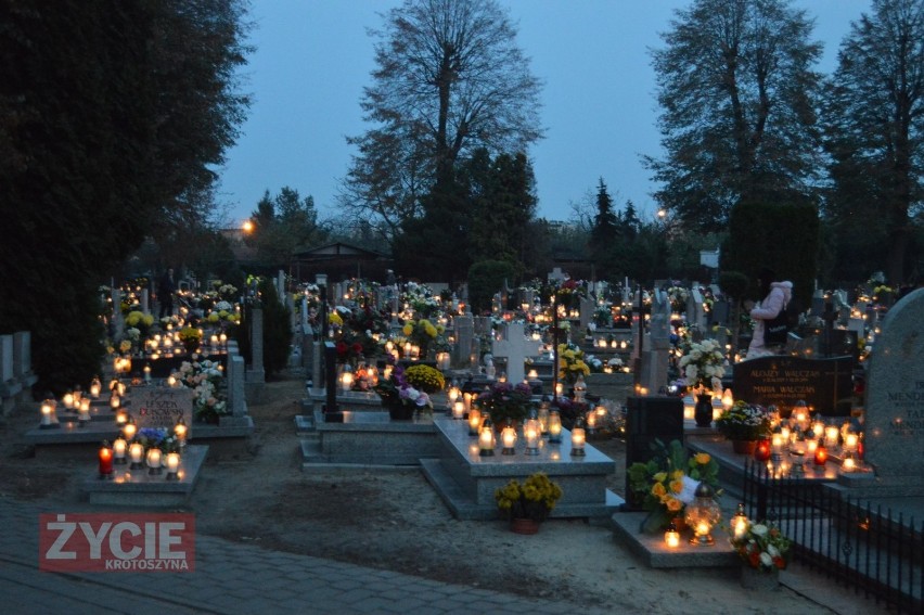 Krotoszyński cmentarz nocą [ZDJĘCIA]                            