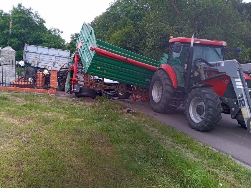 Wypadek w Borucinie. Peugeot wbił się w przyczepę rolniczą!...