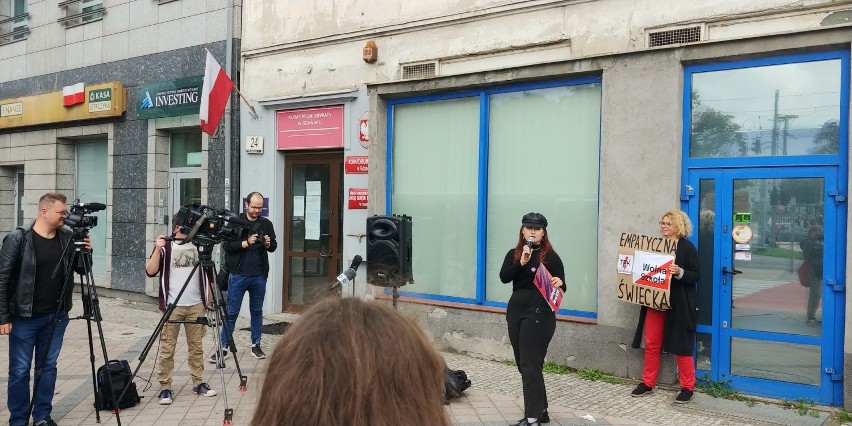 Przed siedzibą kuratorium oświaty demonstrowali przeciwnicy ministra Przemysława Czarnka. Dyskryminacja LGBT i klerykalizacja szkół?