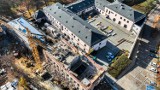 Na Wzgórzu Zamkowym w Kielcach rośnie nowa siedziba Teatru Lalki i Aktora Kubuś. Zobacz zdjęcia z drona