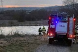 Nowy Sącz. Popradem i Dunajcem dryfowało ciało człowieka. Strażakom nie udało się wyłowić go z wody