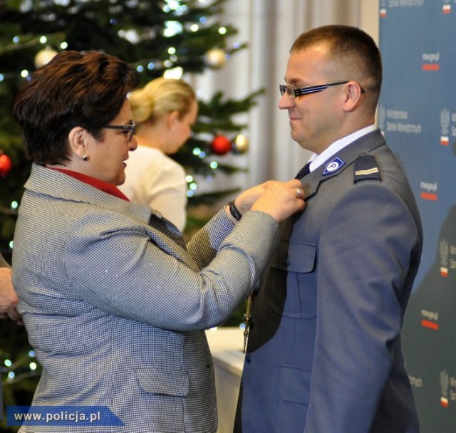 Policja Jaworzno. St. sierż. Przemysław Filipek dostał odznaczenie