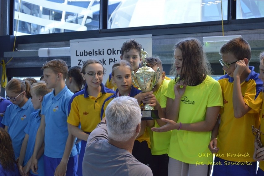 Fala Kraśnik zwyciężyła! Młodzi pływacy na podium Międzywojewódzkich Drużynowych Mistrzostw Młodzików (ZDJĘCIA)