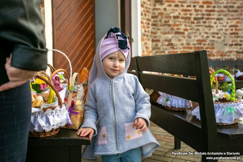 Wielkanoc 2021 w gminie Puck. Tradycyjna święconka w Parafii pw. Świętego Michała Archanioła w Starzynie | ZDJĘCIA