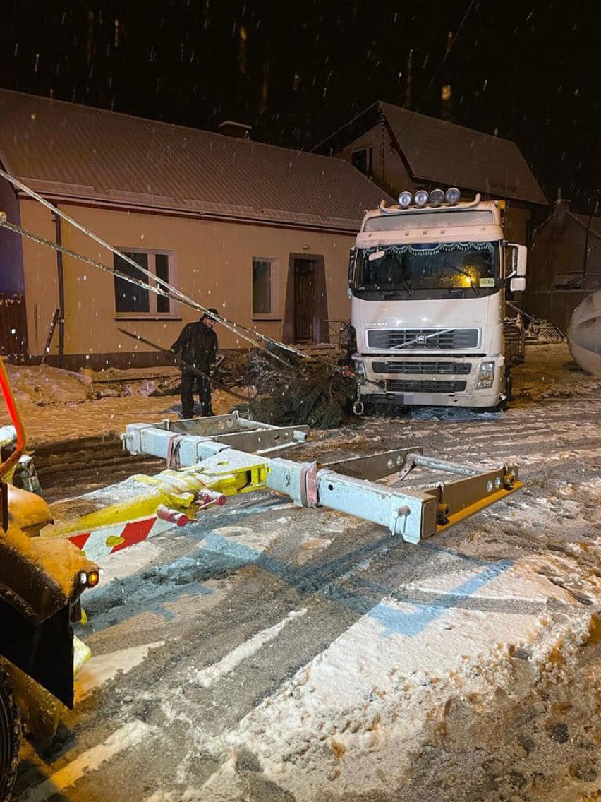 Wypadek na DK91 w Kłomnicach. Przewróciła się cysterna. Na drodze występują spore utrudnienia!