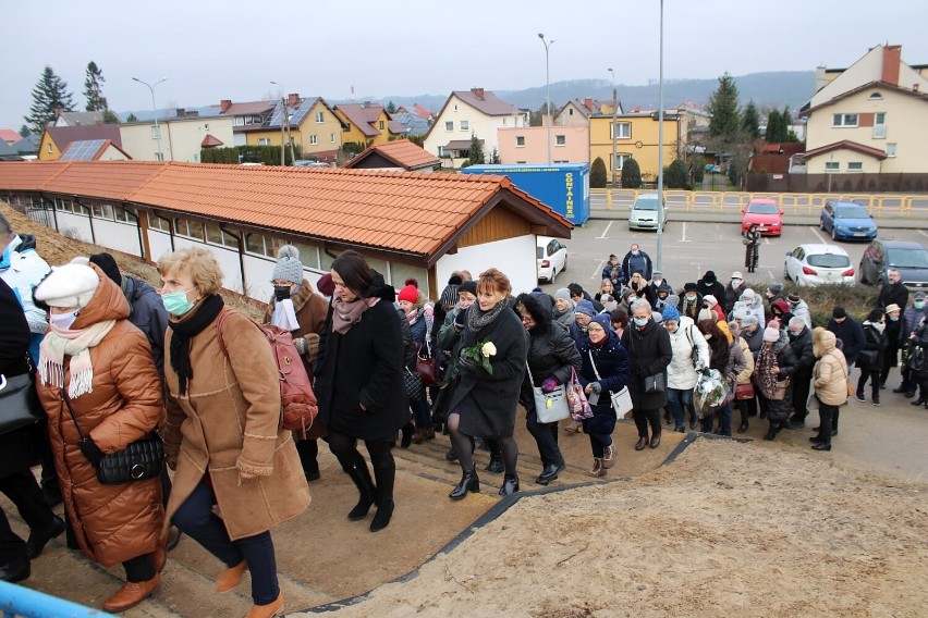 Pogrzeb Bogny Zubrzyckiej. Na cmentarzu komunalnym w Wejherowie pożegnano propagatorkę aktywizacji seniorów