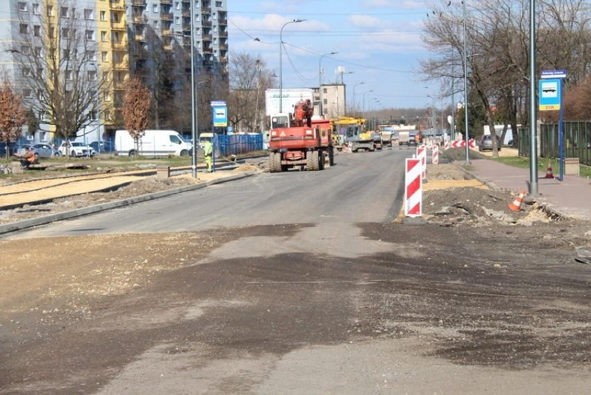 W Dąbrowie Górniczej trwa przebudowa alei Zagłębia...