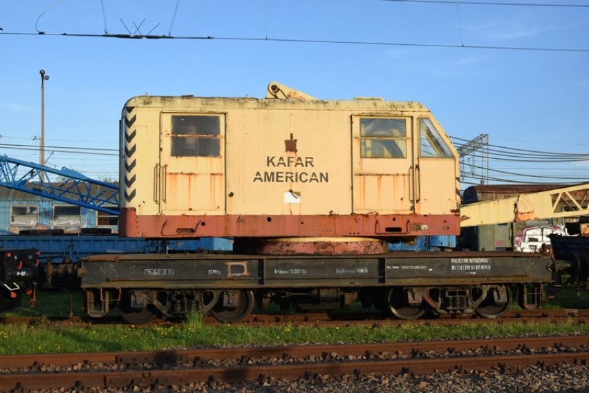 Dźwig kolejowy Kafar American czeka w Dębicy na transport do Muzeum Parowozowni w Jarocinie