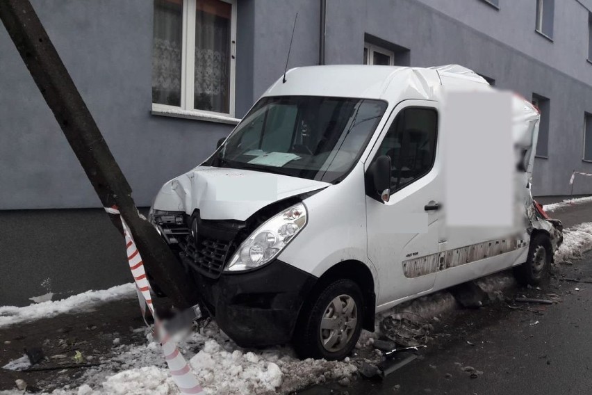 55-letni kierowca ciężarówki z Włocławka uderzył w renault i odjechał [zdjęcia]