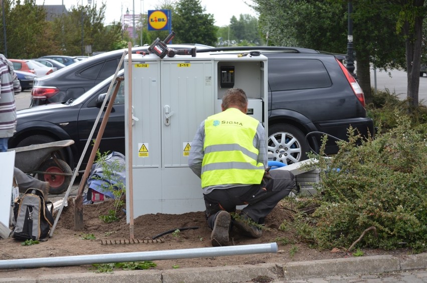 Głogów: Montowana jest pierwsza w mieście stacja ładowania samochodów elektrycznych 