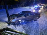 Wypadek na ulicy Kościuszki w Radomsku. Kierujący mercedesem uderzył w latarnię 