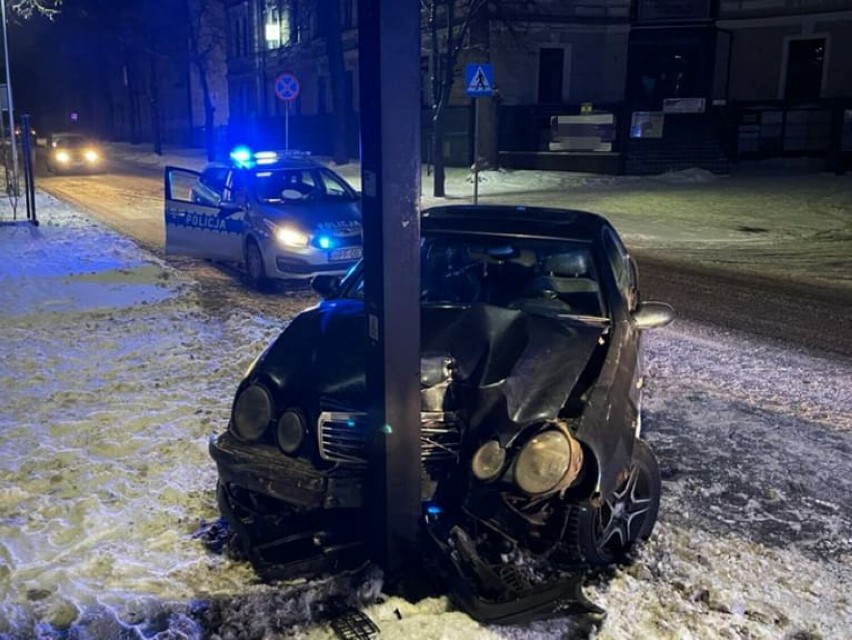 Wypadek na ulicy Kościuszki w Radomsku. Kierujący mercedesem uderzył w latarnię 